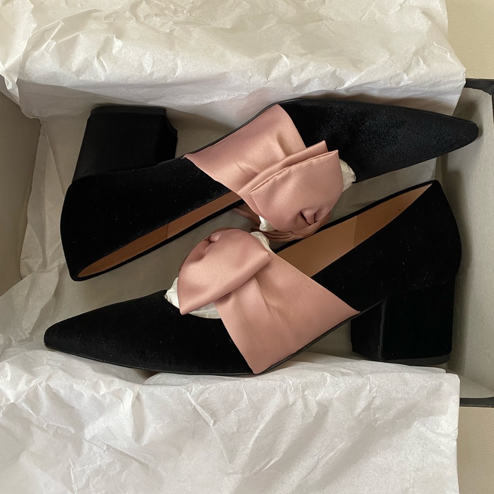 Velvet block heel pump with large bow